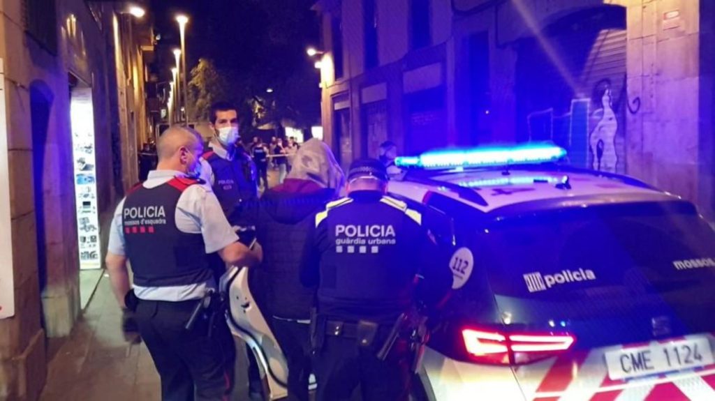 actuacion-conjunta-de-mossos-y-guardia-urbana-de-barcelona-contra-un-narcopiso-que-operaba-en-el-raval