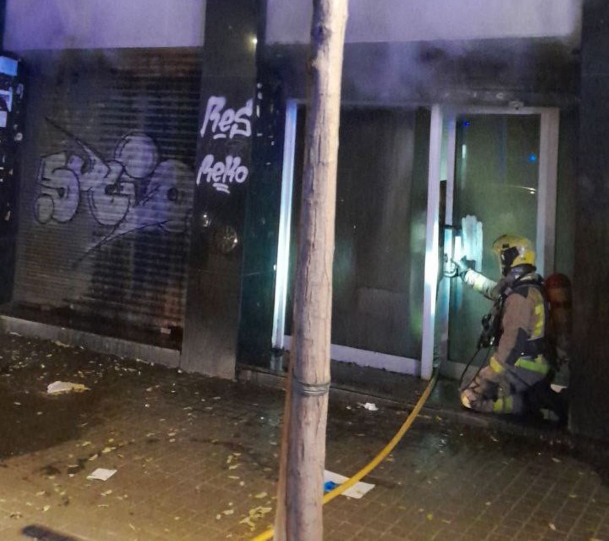 Un Incendio En L'Hospitalet Obliga A Confinar Y Evacuar A Varias ...