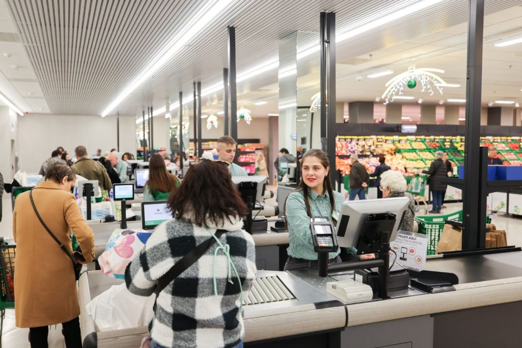 FOTOGRAFIA_ Línia de caixes del nou supermercat Mercadona que obre avui al barri de Bellvitge de l'Hospitalet de Llobregat